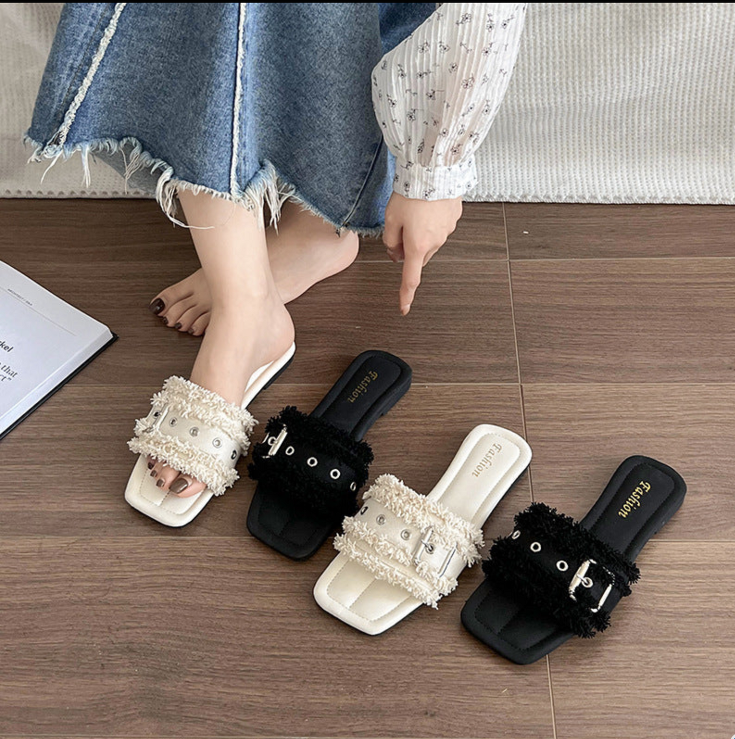 114.9USD-Stylish and Versatile sandals.