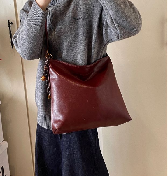 69.9USD--Charming, Fashionable and Soft Shoulder Bag